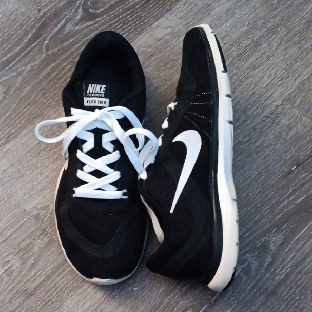 Nike Black and White Preloved Athletic Shoes In Good Condition